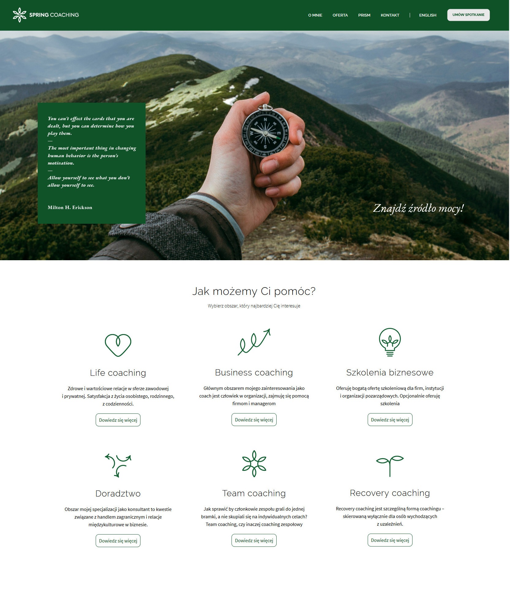 Dłoń trzymająca kompas na tle górskiego krajobrazu, symbolizująca poszukiwanie kierunku i celu w coachingu.