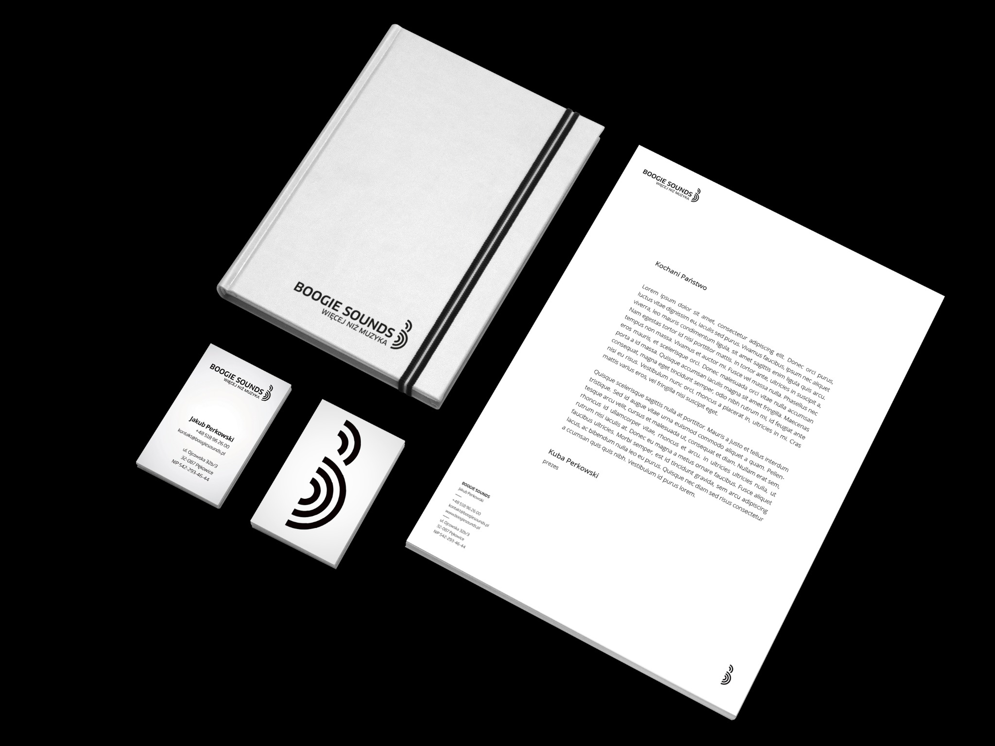 Zestaw identyfikacji wizualnej firmy Boogie Sounds: notatnik z gumką, wizytówki z logo i papier firmowy z tekstem Lorem Ipsum.
