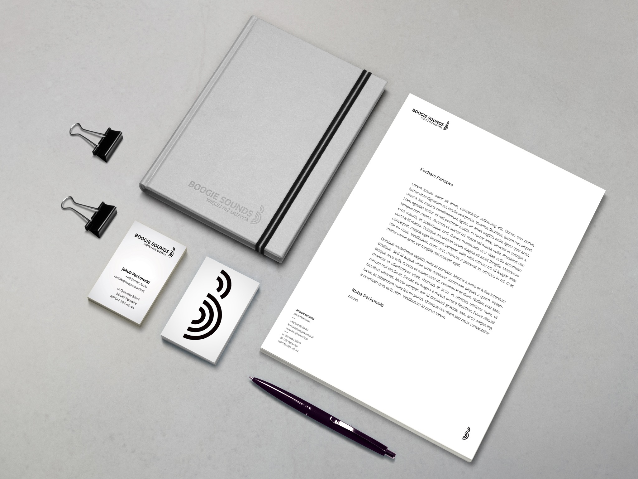 Identyfikacja wizualna marki Boogie Sounds: notatnik, wizytówki, papier firmowy i długopis na jasnym tle.