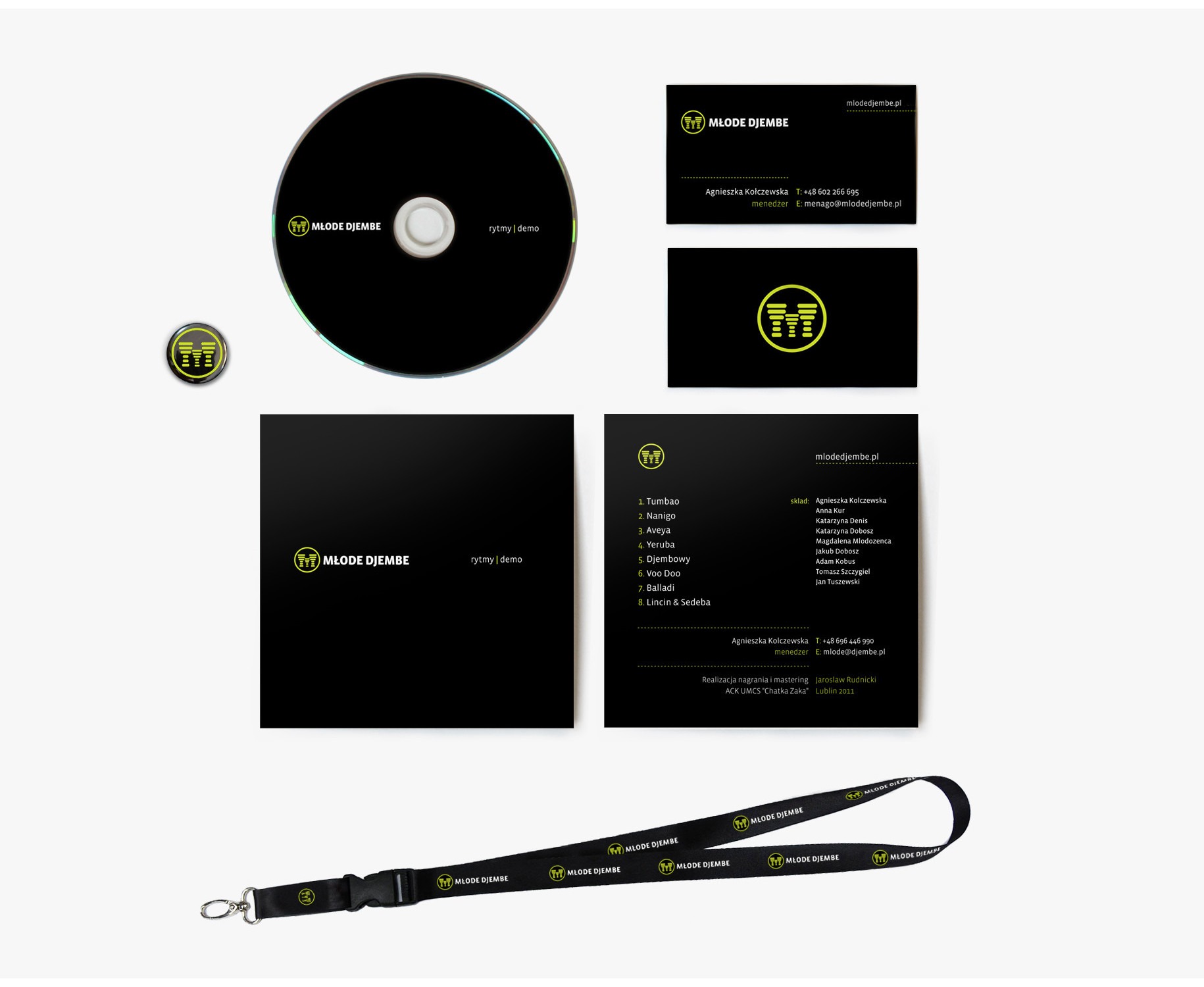 Identyfikacja wizualna zespołu muzycznego Młode Djembe: płyta CD, wizytówki, smycz z logo na białym tle.