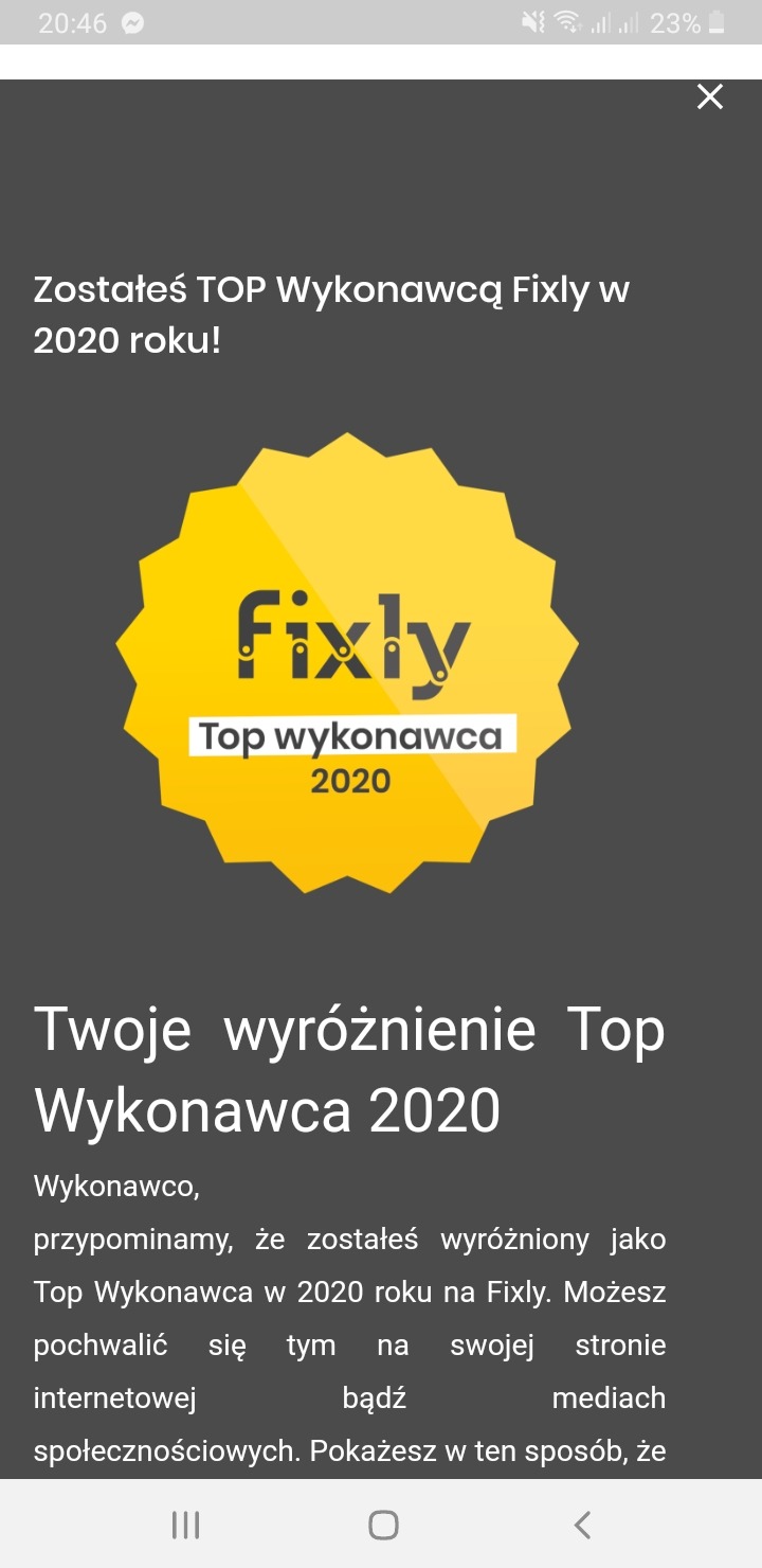 Ekran telefonu z powiadomieniem o zdobyciu tytułu Top Wykonawcy Fixly w 2020 roku, widoczny żółty emblemat z logo Fixly i napisem 'Top wykonawca 2020' na szarym tle.