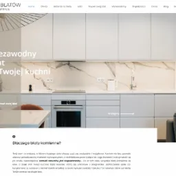 Witryna internetowa firmy produkującej blaty kuchenne z kamienia, prezentująca minimalistyczną kuchnię z białymi szafkami i blatem z marmurowym wzorem, podświetlonym od spodu.