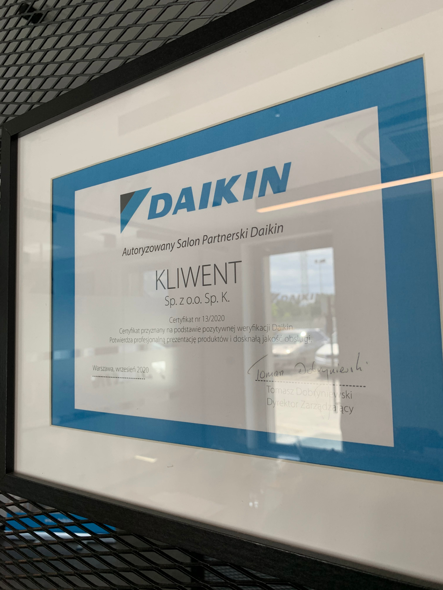 Oprawiony w ramkę certyfikat autoryzacji salonu partnerskiego Daikin firmy Kliwent Sp. z o.o. Sp. K., potwierdzający profesjonalną prezentację produktów i doskonałą jakość obsługi, wydany...
