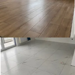 Dwa rodzaje płytek podłogowych: w górnej części drewnopodobne ułożone w jodełkę, w dolnej części białe z szarym wzorem marmuru, ułożone kwadratowo.