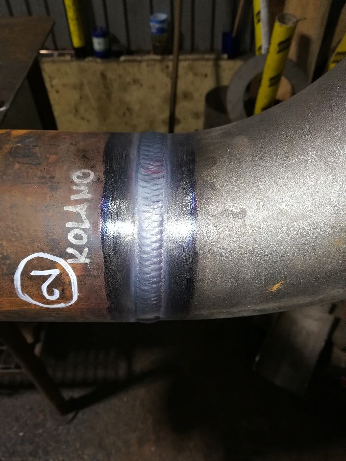 Spoina na metalowym kolanku oznaczonym numerem 2 w okręgu i napisem 'KOLANO'