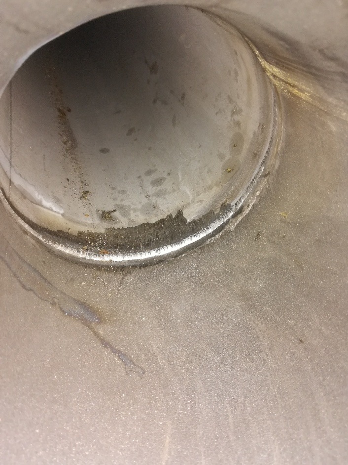 Wnętrze rury ze stali nierdzewnej po procesie spawania, widoczny szew spawalniczy. Usługi spawalnicze w Lublinie.