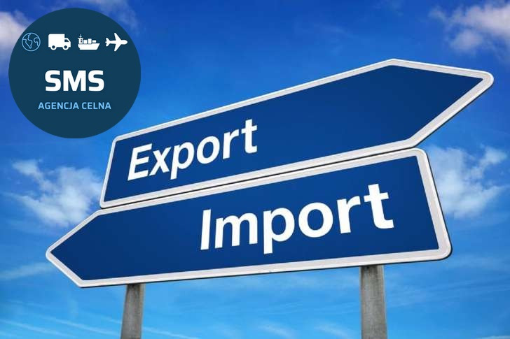 Drogowskaz z napisem Export i Import na tle błękitnego nieba z chmurami, w lewym górnym rogu logo agencji celnej z ikonami transportu.