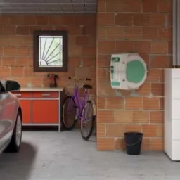 Wnętrze garażu z białym urządzeniem grzewczym, czarnymi rurami, rowerem, samochodem i ceglaną ścianą.