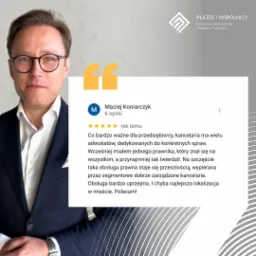 Portret adwokata w okularach obok opinii klienta Macieja Koniarczyka, chwalącego kancelarię za uprzejmą obsługę i dedykowanych adwokatów.