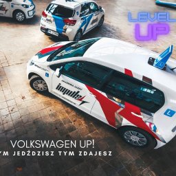 Tylko u nas, masz możliwość nauki oraz zdawania egzaminu na Volkswagenie UPie! Dlaczego do szkolenia wybraliśmy właśnie UPa? Bo daje on niesamowitą przewagę na egzaminie w WORDzie! Dzięki jego gabarytom, łatwiej wykonasz manewry na łuku oraz na mieście! 