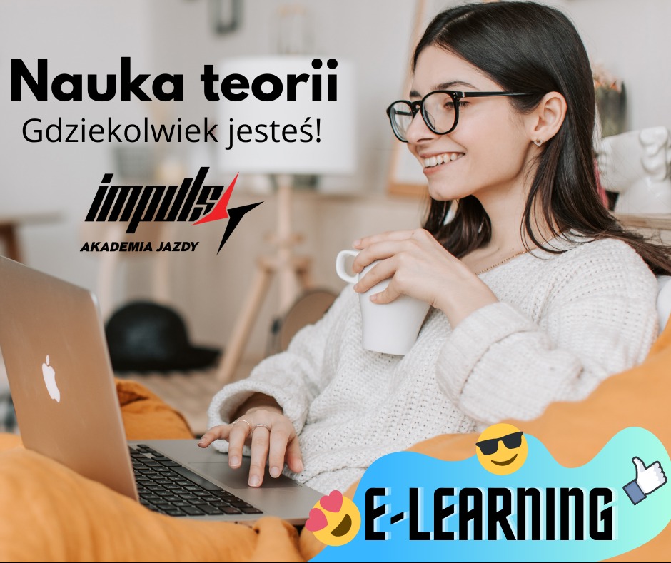 Uśmiechnięta kobieta w okularach pije kawę podczas nauki teorii na laptopie, logo 'Impuls Akademia Jazdy' i napis 'E-Learning' z emotikonami w tle.