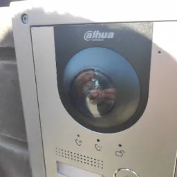 Zbliżenie na panel domofonu Dahua z widoczną kamerą, przyciskami i logiem producenta.