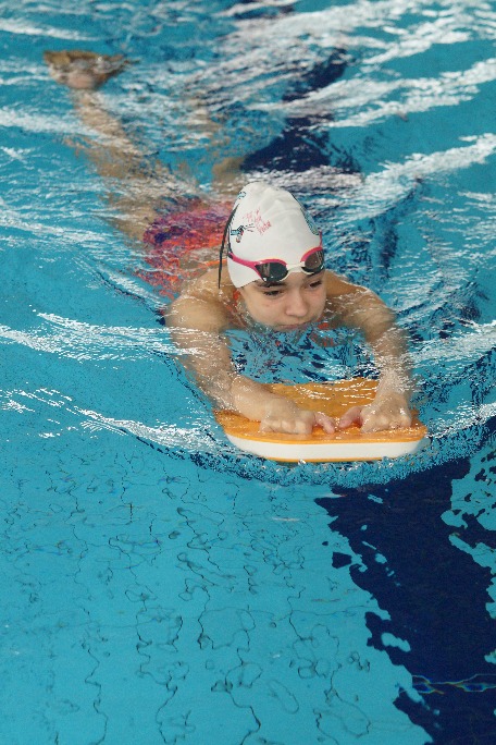 Technika pracy nogami do kraula na piersiach