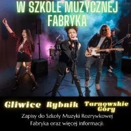 Plakat reklamowy szkoły muzycznej Fabryka z zespołem grającym na scenie w oświetleniu scenicznym, z tekstem Rekrutacja i danymi kontaktowymi.