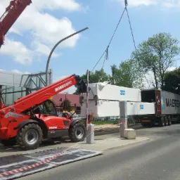 Rozładunek schodów ruchomych lotnisko Balice.