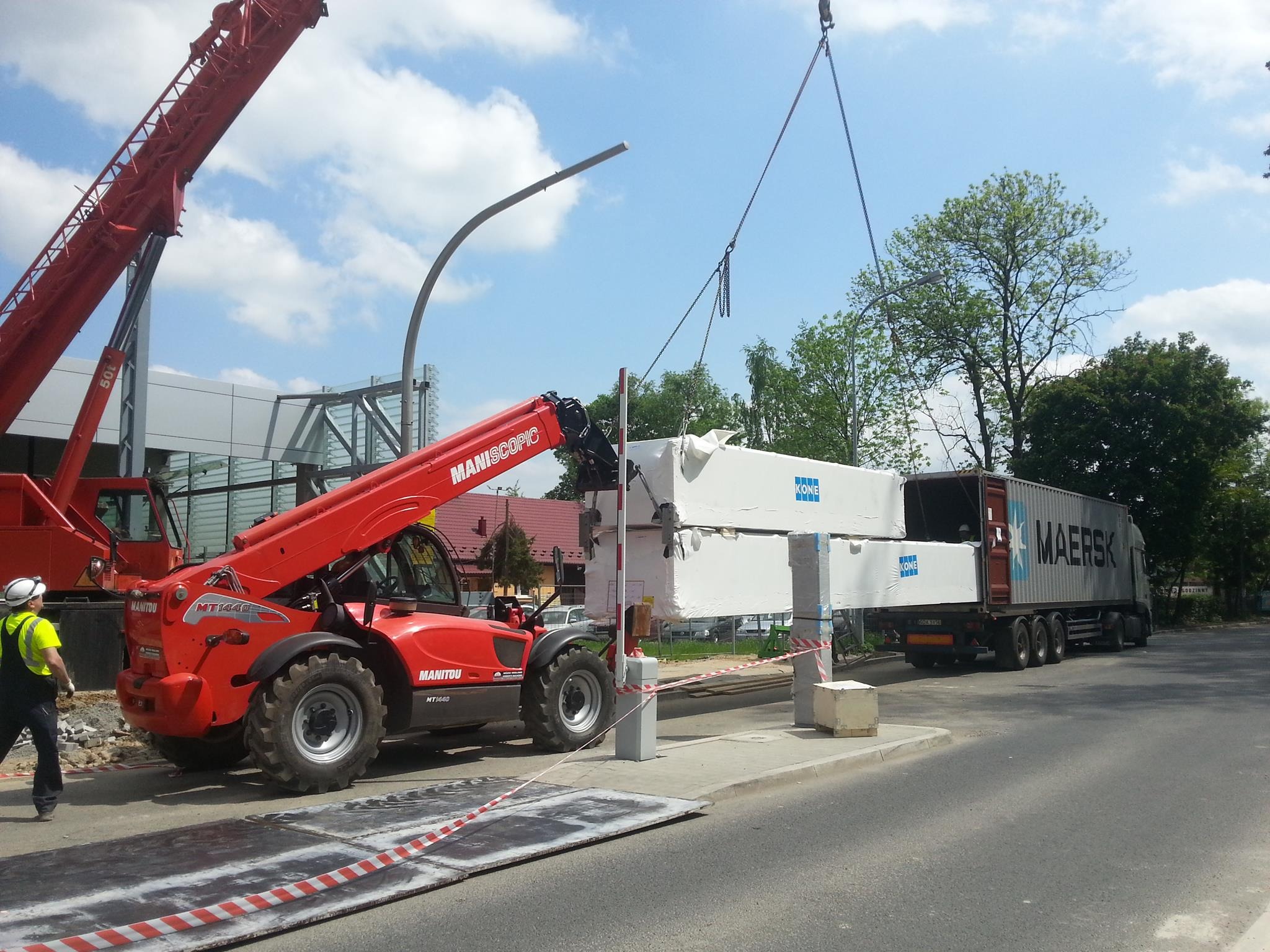 Rozładunek schodów ruchomych lotnisko Balice.