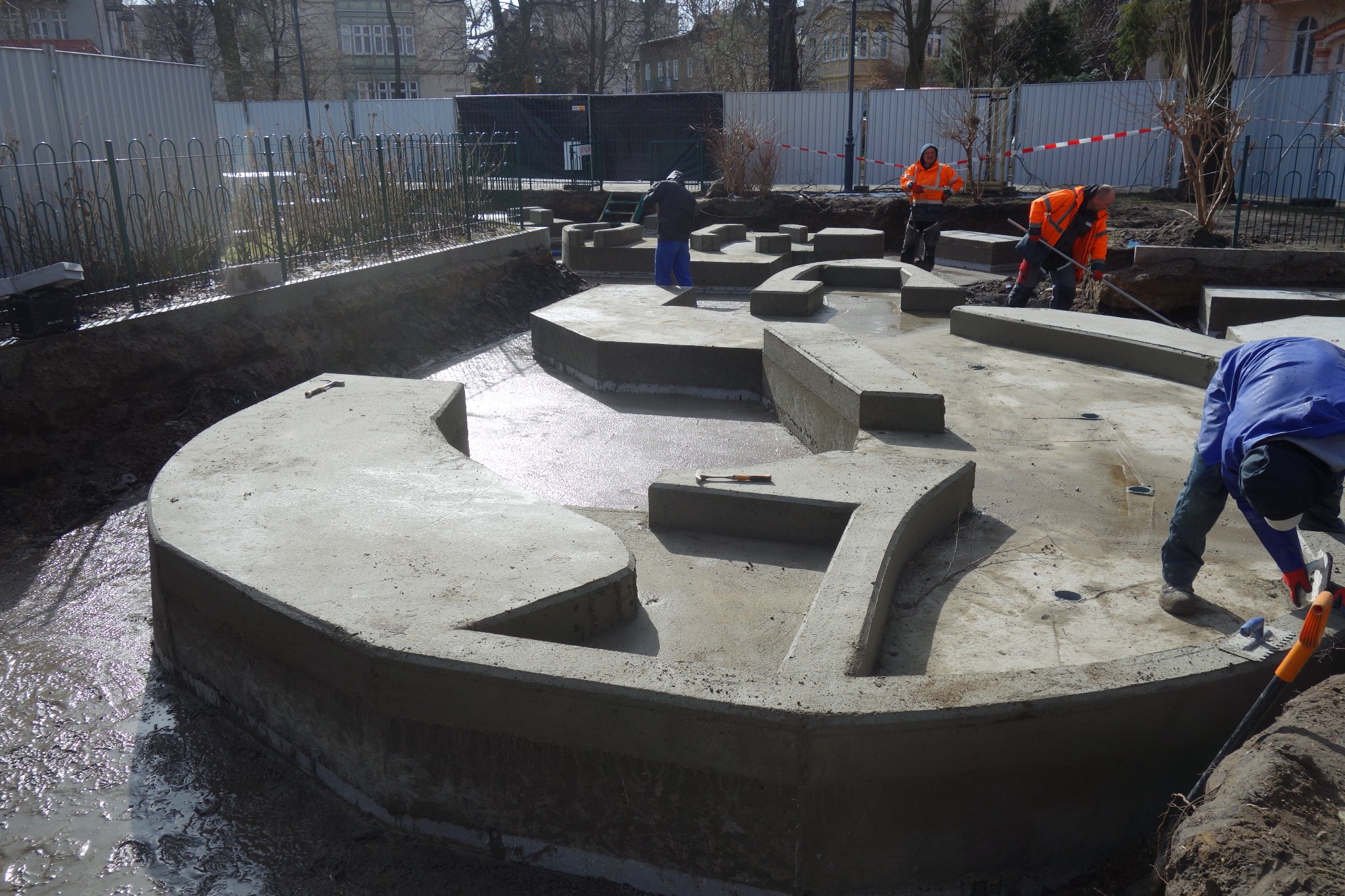 Fundamenty placu zabaw w Sopocie. Inwestor NETFLIX