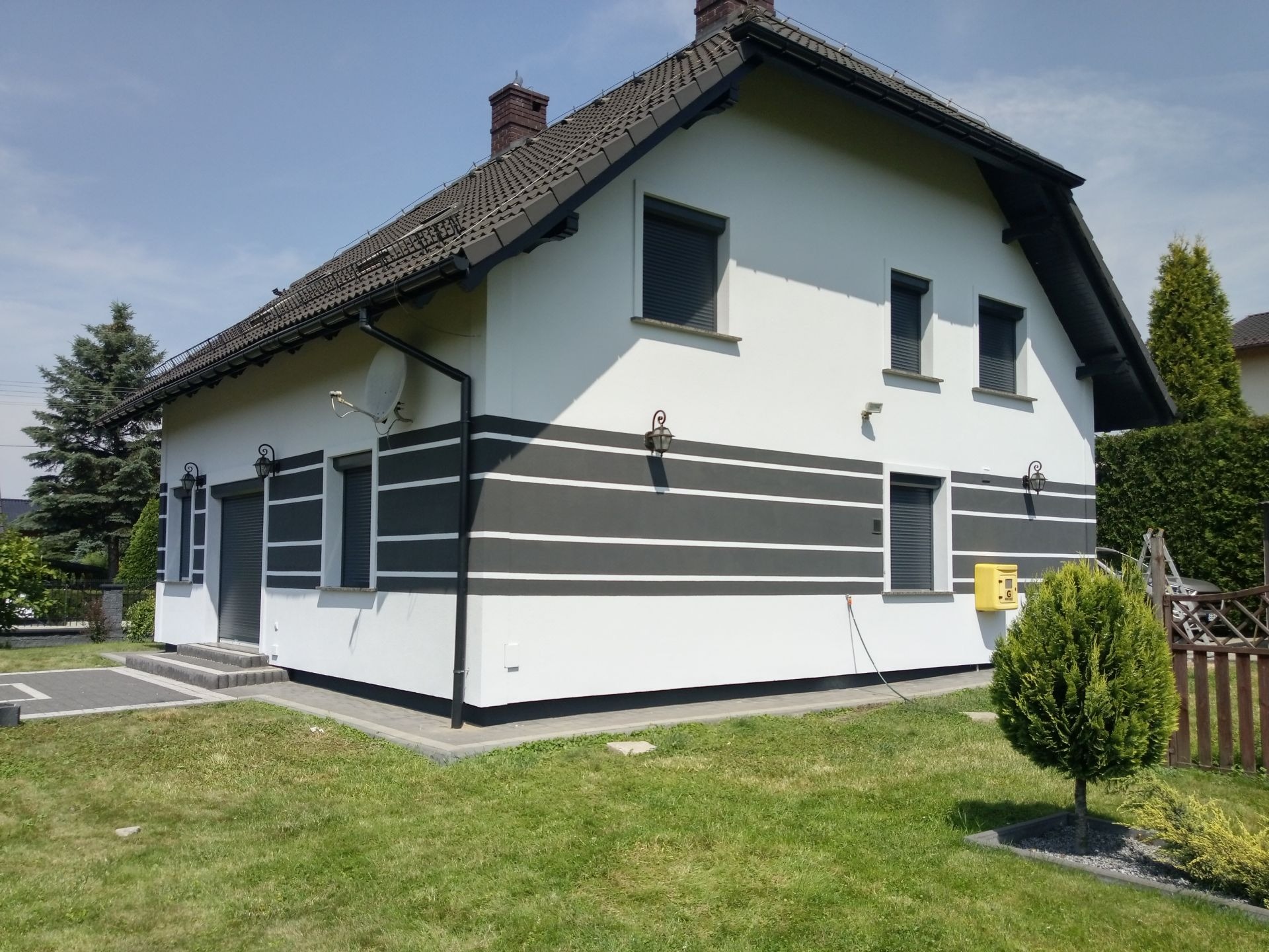 pasy elewacyjne dopasowane do dachu oraz rynien, rolet