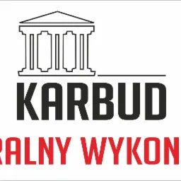 Logo firmy budowlanej KARBUD, z graficznym symbolem budynku z kolumnami i napisem 'GENERALNY WYKONAWCA' w kolorze czerwonym.