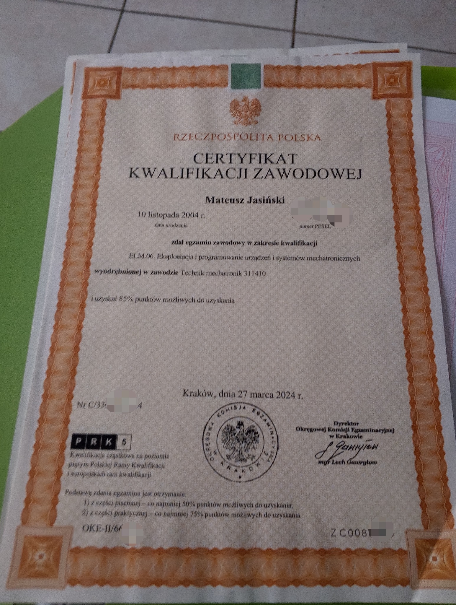 Certyfikat kwalifikacji zawodowej Mateusza Jasińskiego z 2024 roku, potwierdzający zdanie egzaminu w zakresie eksploatacji i programowania urządzeń mechatronicznych.