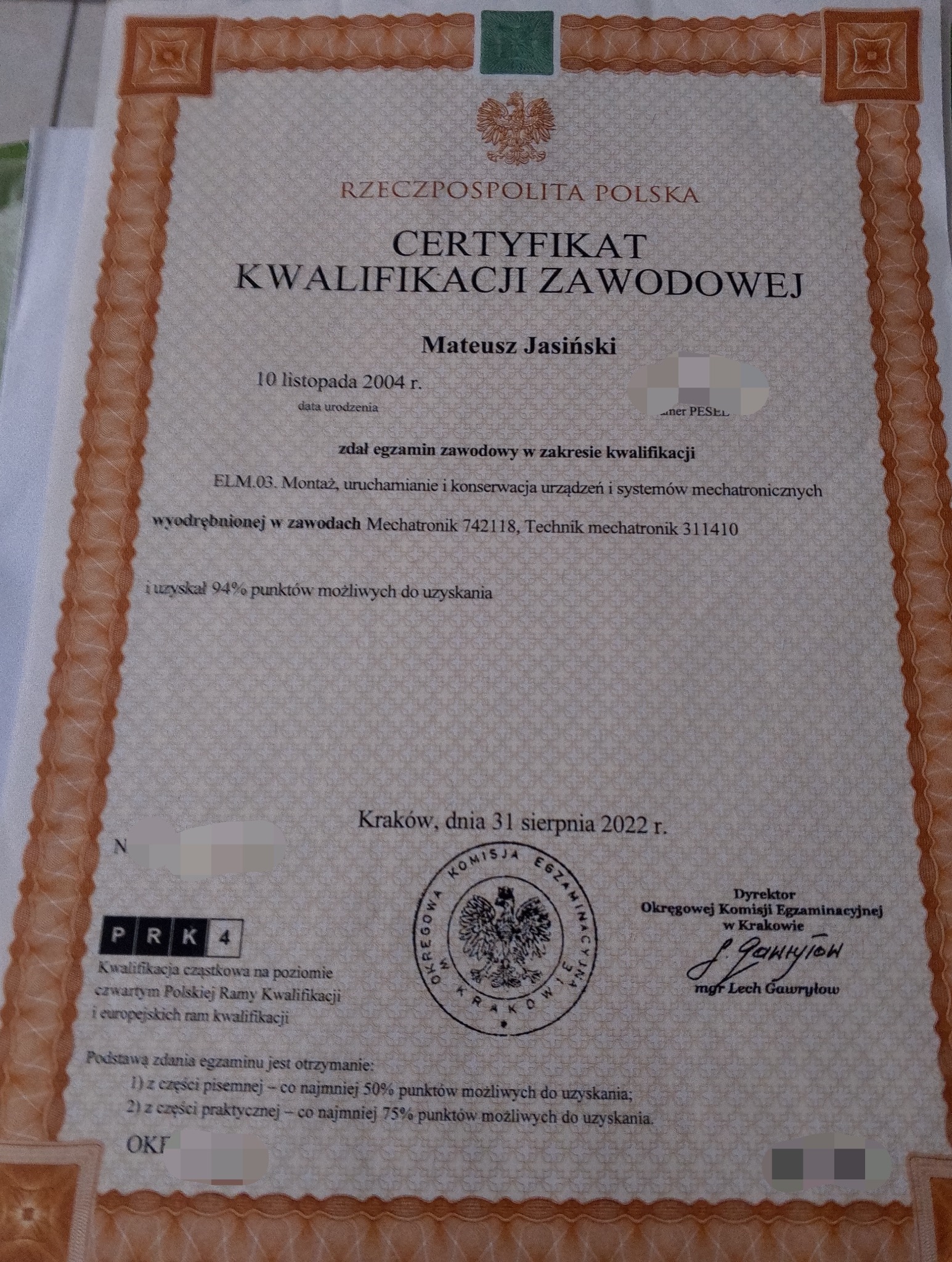 Certyfikat kwalifikacji zawodowej Mateusza Jasińskiego z 2022 roku, potwierdzający zdanie egzaminu w zakresie mechatroniki z wynikiem 94%.