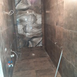 Łazienka w odcieniach brązu , ściana końcowa płytki 1200 x 1200 2szt ciekawy akcent pod prysznicem :)