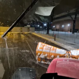 Odśnieżanie dróg wewnętrznych, parkingów oraz placów manewrowych.