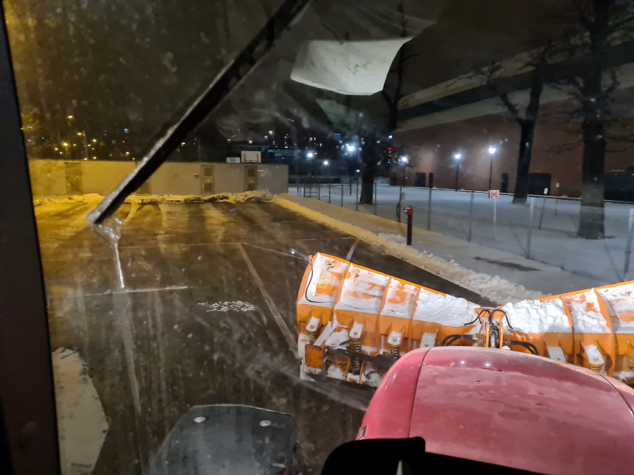 Odśnieżanie dróg wewnętrznych, parkingów oraz placów manewrowych.