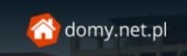Logo domy.net.pl z pomarańczowym symbolem domu w wielokącie na ciemnym tle, widoczne zarys budynku w tle.