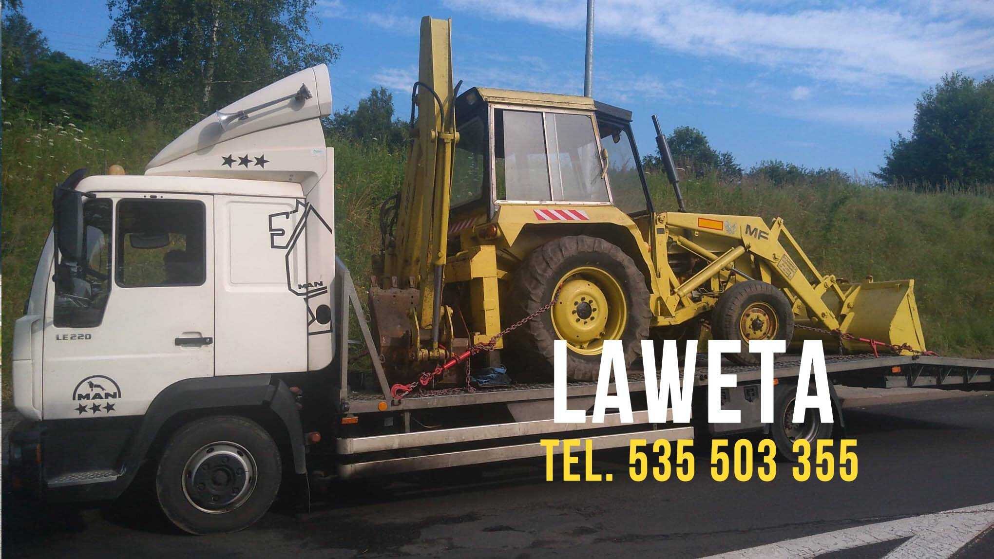 Biała ciężarówka MAN LE220 z trzema gwiazdkami na kabinie, przewożąca na lawecie żółtą koparko-ładowarkę MF na tle zieleni i błękitnego nieba.