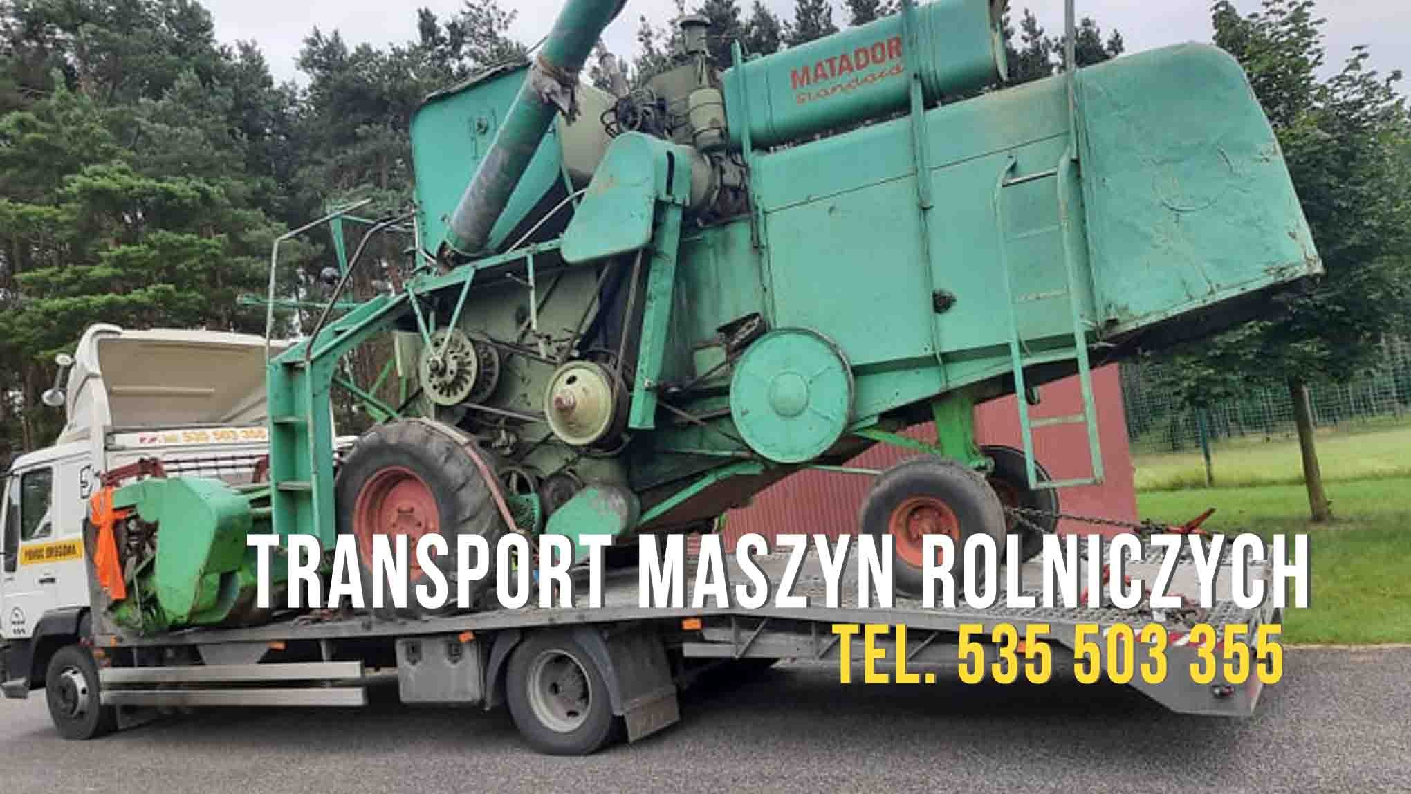 Zielony kombajn zbożowy Matador Standard przewożony na lawecie, widok z boku, na tle drzew.
