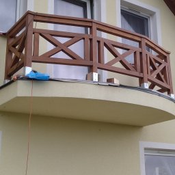 Balustrada balkonowa drewniana na balkonie zakończonym łukiem. 