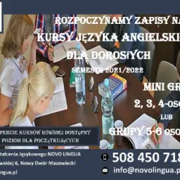 Uczestnicy kursu języka angielskiego podczas zajęć, z materiałami dydaktycznymi i butelkami wody na stole; reklama szkoły językowej Novo Lingua z ofertą kursów dla dorosłych i początkujących, mini...