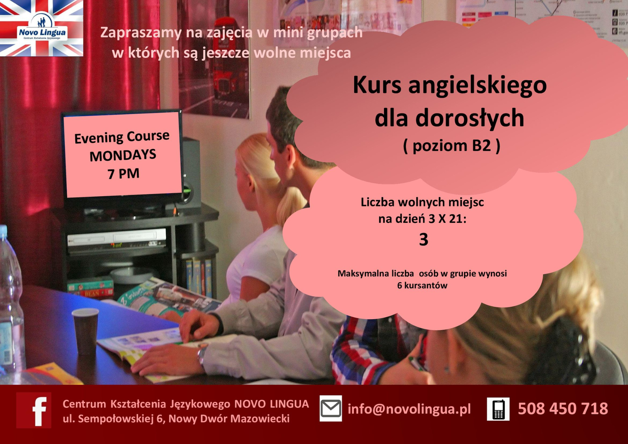 Sala lekcyjna z plakatem informującym o kursie angielskiego dla dorosłych, widoczni kursanci podczas zajęć, logo szkoły językowej w rogu.