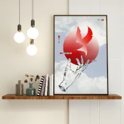 Oprawiony plakat z abstrakcyjnym motywem dłoni i czerwonego ptaka na tle chmur, umieszczony na drewnianej półce obok książek i wazonów, oświetlony przez wiszące lampy.