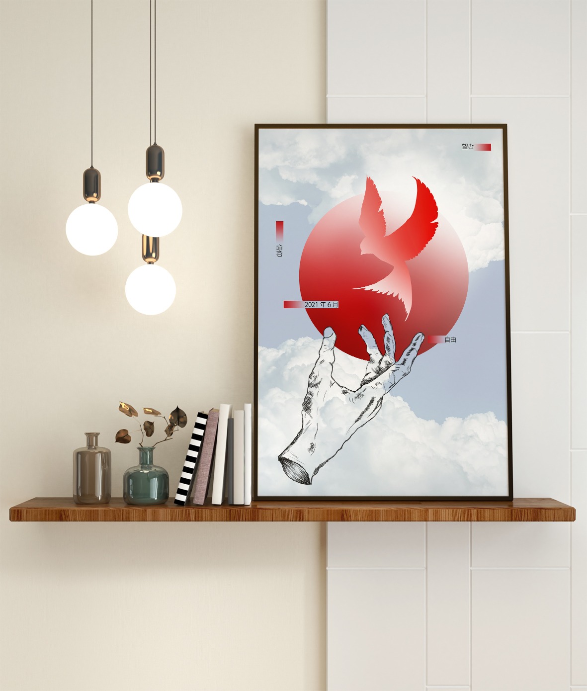 Oprawiony plakat z abstrakcyjnym motywem dłoni i czerwonego ptaka na tle chmur, umieszczony na drewnianej półce obok książek i wazonów, oświetlony przez wiszące lampy.