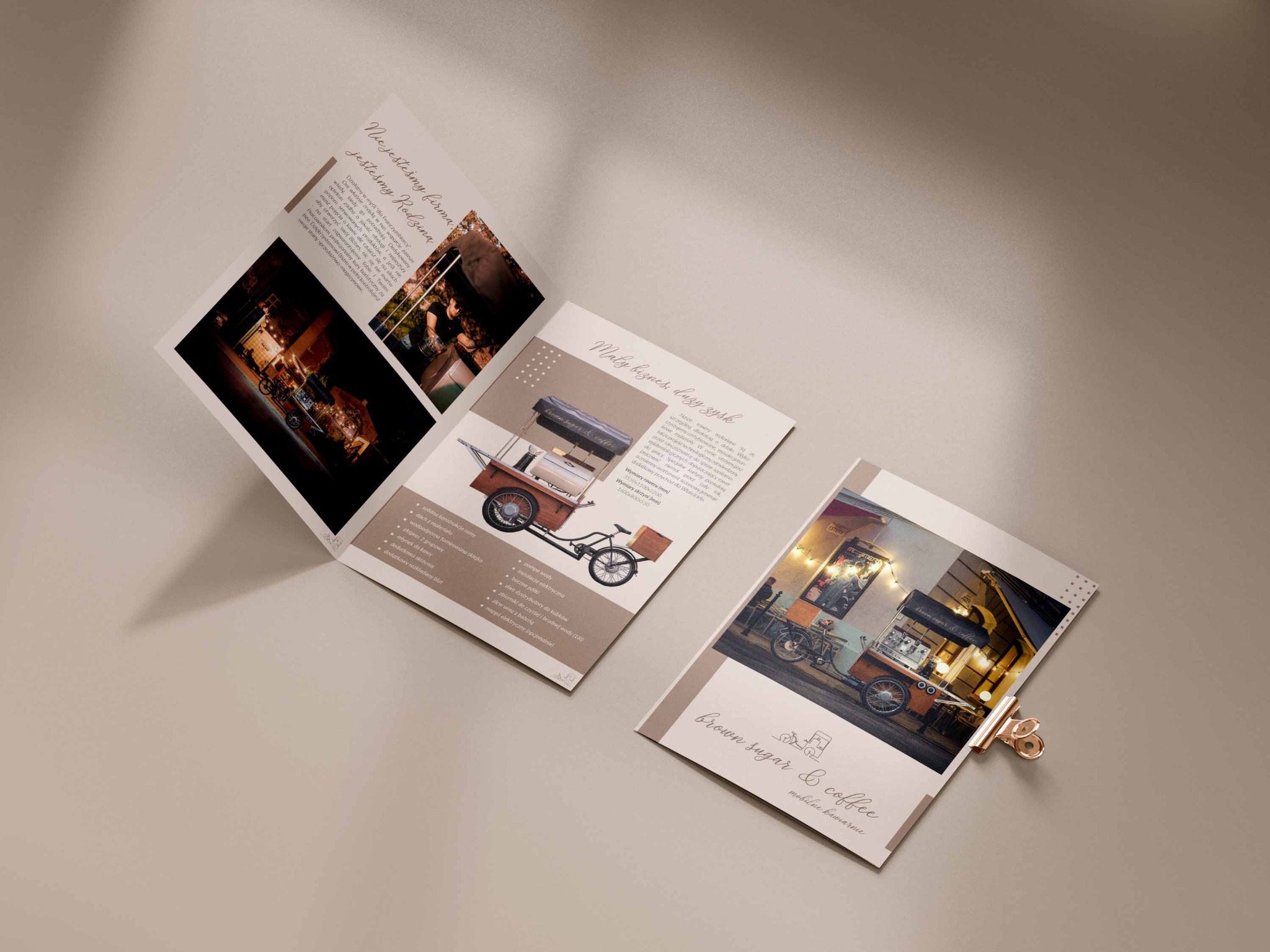Rozłożona broszura reklamowa prezentująca mobilną kawiarnię na rowerze, z detalami konstrukcyjnymi i wizualizacjami w różnych ujęciach.
