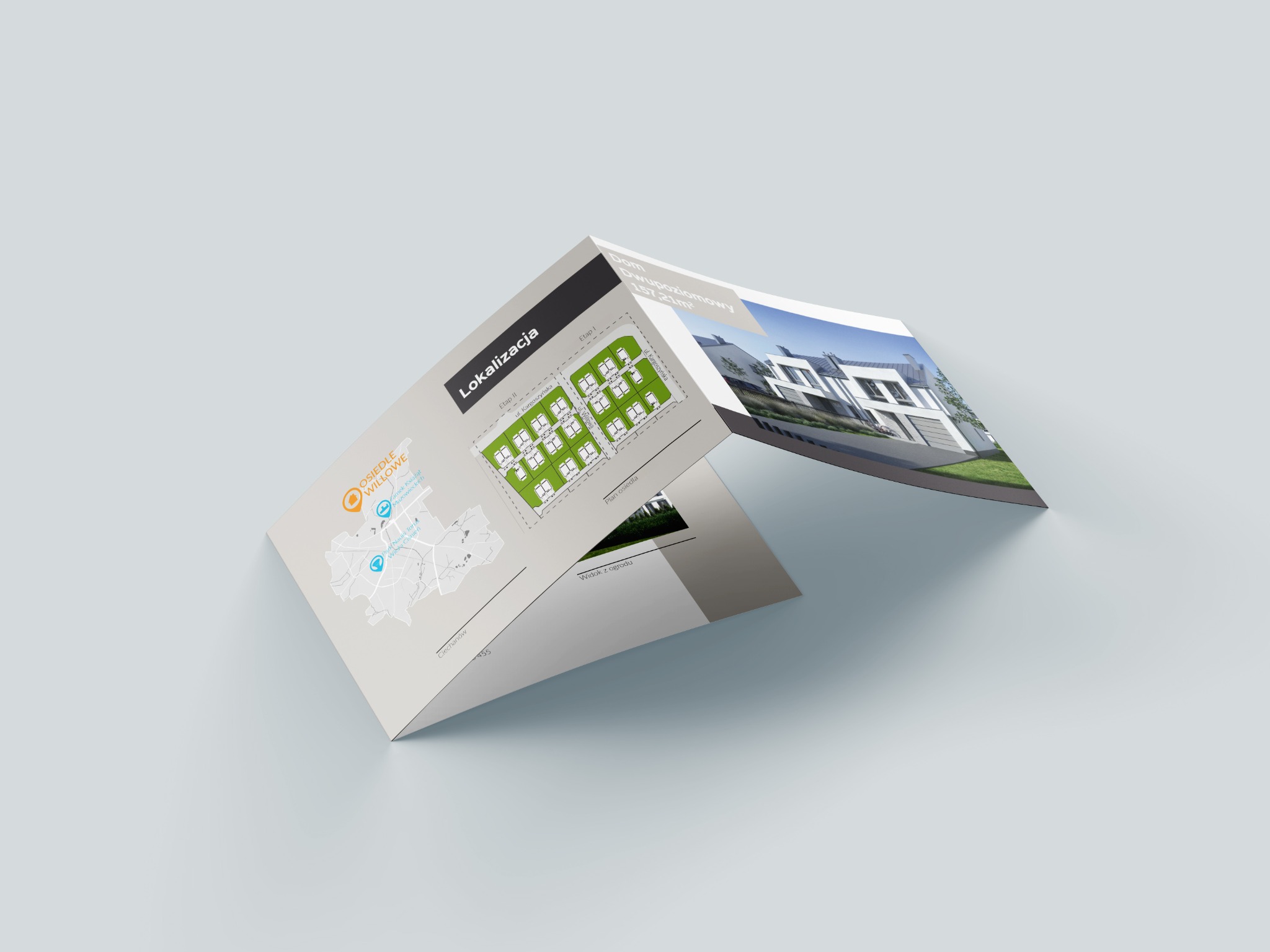 Rozłożona ulotka reklamowa prezentująca lokalizację, plan osiedla i wizualizację domu dwupoziomowego na jasnym tle.