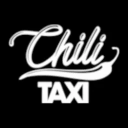 Stylizowane logo firmy taksówkarskiej 'Chili TAXI' na czarnym tle, z elementem graficznym papryczki chili wkomponowanym w nazwę.