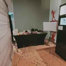 Przygotowana fotobudka z rekwizytami na stole, oświetleniem i ekranem dotykowym, gotowa do użycia.