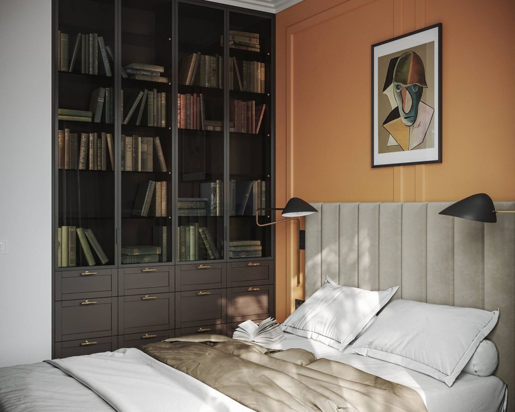 Nowoczesna sypialnia z wysokim, tapicerowanym zagłówkiem, obrazem na pomarańczowej ścianie i zabudowaną biblioteczką z ciemnego drewna.