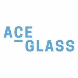 Niebieskie logo firmy ACE GLASS na białym tle, z podkreśleniem pod literą E w ACE i większym napisem GLASS poniżej.