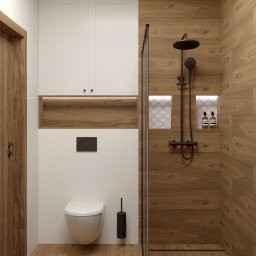 Brucka Studio - Nowoczesna łazienka z drewnopodobnymi płytkami, czarną armaturą i wiszącą toaletą, oświetlona wnęka z dekoracyjnymi płytkami i butelkami kosmetyków.