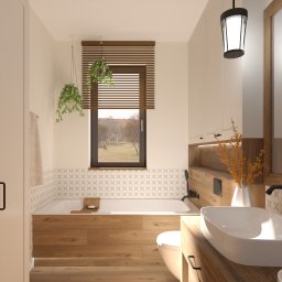 Brucka Studio - Jasna łazienka z drewnianymi akcentami: wanna obudowana drewnem, umywalka nablatowa, rośliny wiszące przy oknie z drewnianymi żaluzjami, armatura w kolorze czarnym.