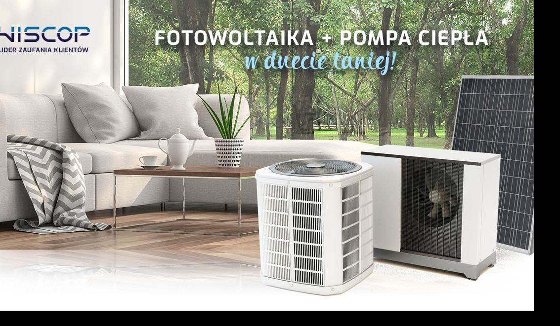 Kompaktowa pompa ciepła i panel fotowoltaiczny w aranżacji wnętrza z sofą, stolikiem i widokiem na drzewa za oknem.