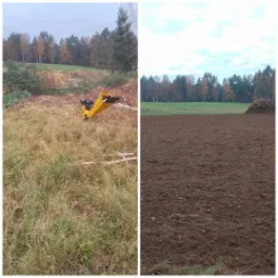 Podzielone zdjęcie: po lewej żółta frezarka do pni drzew na zarośniętym terenie z pozostałościami po wycince, po prawej zaorane pole z stertą gałęzi w tle.