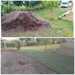 Dwuetapowe ujęcie: górne - pryzma ziemi na trawniku z przyczepą kempingową w tle; dolne - rozkładanie trawy z rolki, widoczna rolka trawy na piasku i fragment drewnianych schodów.