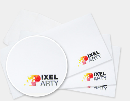 Stos białych wizytówek z logo Pixel Party, zbliżenie na jedną z nich w okręgu.