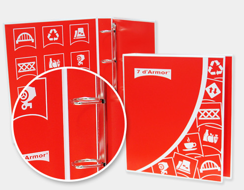 Czerwony segregator z białymi ikonami przedstawiającymi różne symbole, w tym recykling, fabrykę, most i mikser, oraz logo '7 d'Armor'.