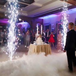 Bella Arte Show - Wystrzałowy tort weselny. Piękną atrakcja na wesele. Ciężki dym i fontanny sceniczne.